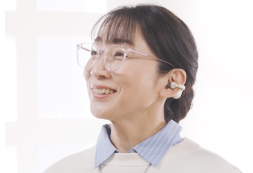 earUを着けてほほえむ女性