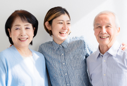 寄り添って笑顔を見せる家族